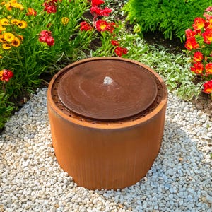 Jeu d&#39;eau patiné à l&#39;infini - Design intemporel en acier corten pour une élégance extérieure