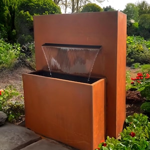 Jeu d&#39;eau Horizon Cascade - L&#39;élégance de l&#39;acier corten pour un extérieur serein