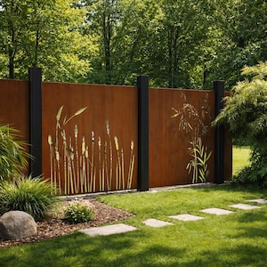 Può includere: Recinzione da giardino decorativa in metallo marrone arrugginito. I pannelli presentano disegni ritagliati di erbe alte e bambù. I pali neri sostengono i pannelli, su uno sfondo di alberi ed erba verde. La recinzione è alta circa 2 metri.