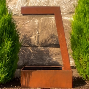 Fontaine Arc of Serenity - Acier corten contemporain pour une élégance intemporelle