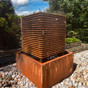 Jeu d&#39;eau Cascade en Corten de dimension personnalisée - Une élégance rustique pour un extérieur moderne