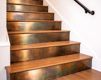 特注コルテン鋼と銅製の階段蹴込み板 – 虹色に輝くパティナ仕上げ – オーダーメイド