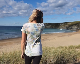Camiseta de mujer con cuello redondo y efecto tie dye con estampado de camuflaje