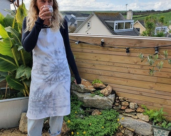 Apron with pockets, Spiral Tie Dye, Earth Positive Organic Cotton (kitchen, workshop artists)
