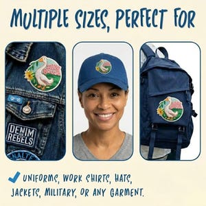Op de afbeelding: De afbeelding toont een patch met een ganzenontwerp, weergegeven op een spijkerjasje, een blauwe pet en een rugzak. De patch heeft een witte gans, een gele bloem en de tekst "Silly Goose". De tekst "MULTIPLE SIZES, PERFECT FOR" staat bovenaan en de tekst "UNIFORMS, WORK SHIRTS, HATS, JACKETS, MILITARY, OR ANY GARMENT" staat onderaan.