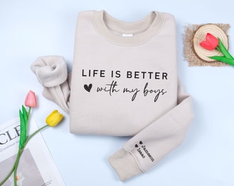 Individuell besticktes Life is Better With My Boys Sweatshirt und Hoodie, personalisierter Mom of Boys Pullover, Mama Boy Crewneck, Mom of Boys Shirt