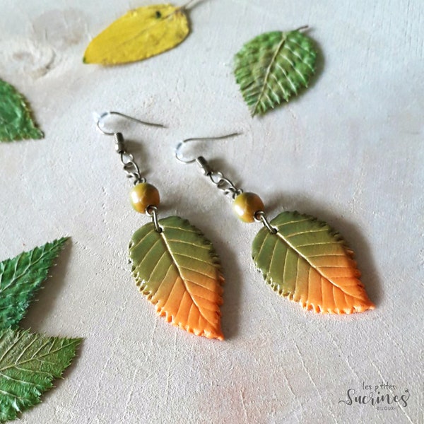 Boucles d'oreilles pendantes bijoux femme feuilles d'Automne orange vert artisanal nature pâte polymère fimo