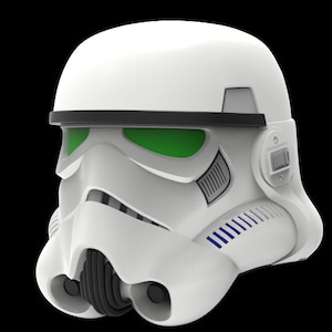 Puede incluir: Un casco blanco de Stormtrooper con una visera negra y lentes de ojos verdes. El casco tiene una franja azul y blanca en el lateral.