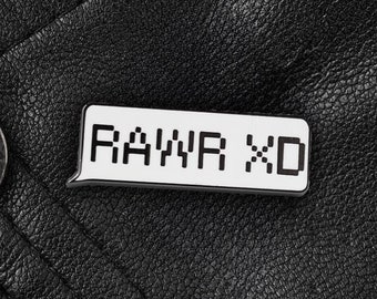 Épinglette en émail Rawr XD • Accessoires gothiques Emo nostalgie Épinglette style MySpace Bijoux Emo alternatifs Cadeau esthétique gothique mignon