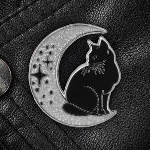 Schwarze Katze auf Glitter Mond Emaille Pin Halbmond Katze Anstecknadel Silber Glitter Witchy Goth Accessoires Anstecknadel