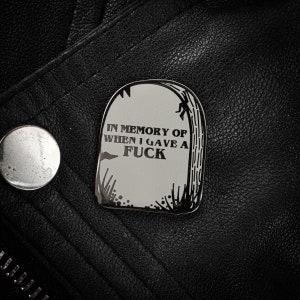 Épinglette en émail à la mémoire de When I Gave a Fuck — Occulte sorcellerie effrayante effrayante d'horreur Halloween goth emo sorcière mort pierre tombale