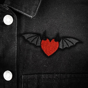 Djävulshjärta med vingar-lapp • Stryk-på broderad demonhjärta-lapp Gotiska accessoarer Alternativ gåva för emo- och goth-stilar