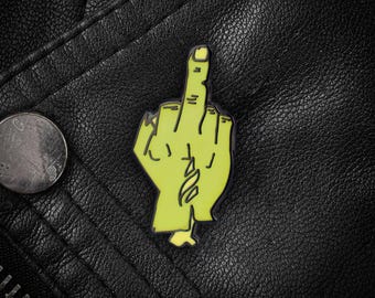 Zombie Middelvinger Emaille Pin Glow in The Dark Horror Goth Accessoires Griezelig Esthetisch Reversspeld voor Alternatieve Fans