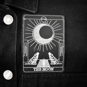 Der Mond Tarot Aufnäher zum Aufbügeln - Okkulter Horror Halloween Goth Gothic Luna Energie heulender Wolf