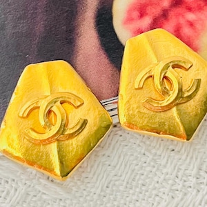 Chanel Vintage 1998 CC Coco Logotyp Onormal Pentagon Geometriska Klippörhängen, Guld, Mamma, Flicka, Fru, Honom, Bröllop, Jubileum, Födelsedagspresent