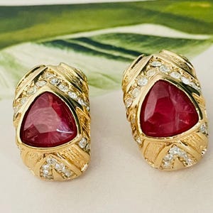 Pendientes de clip con cristales triangulares de rubí Gripoix de Christian Dior, vintage, años 80. Ideales para mamá, niña, esposa, aniversario, boda o cumpleaños.