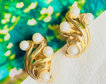 Crown Trifari Vintage 1950s Flower Wing White Pearls Openwork Interlock Clip Earrings, Gold, Mom Girl, Wife, Y2K, Anniversary, Birthday Gift
