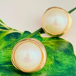 Christian Dior Vintage Stora Onormala Cirklar Runda Vita Pärlorörhängen, Guld, Mamma, Flicka, Fru, Y2K, Honom, Jubileum, Födelsedagspresent