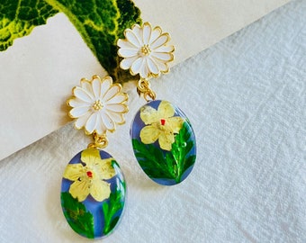 Daisy White Flower Amber Oil Painting Green Leaf Oval Rustic Drop Clip Earrings, Mother, Mom, Girl, Wife, Y2K, Anniversary, Birthday Gift