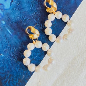 Large White Natural Pearls Circle Round Hoop Retro Elegant Drop Earrings, Gold, Mother, Mom, Girl, Wife, Y2K, Anniversary, Birthday Gift zdjęcie 1