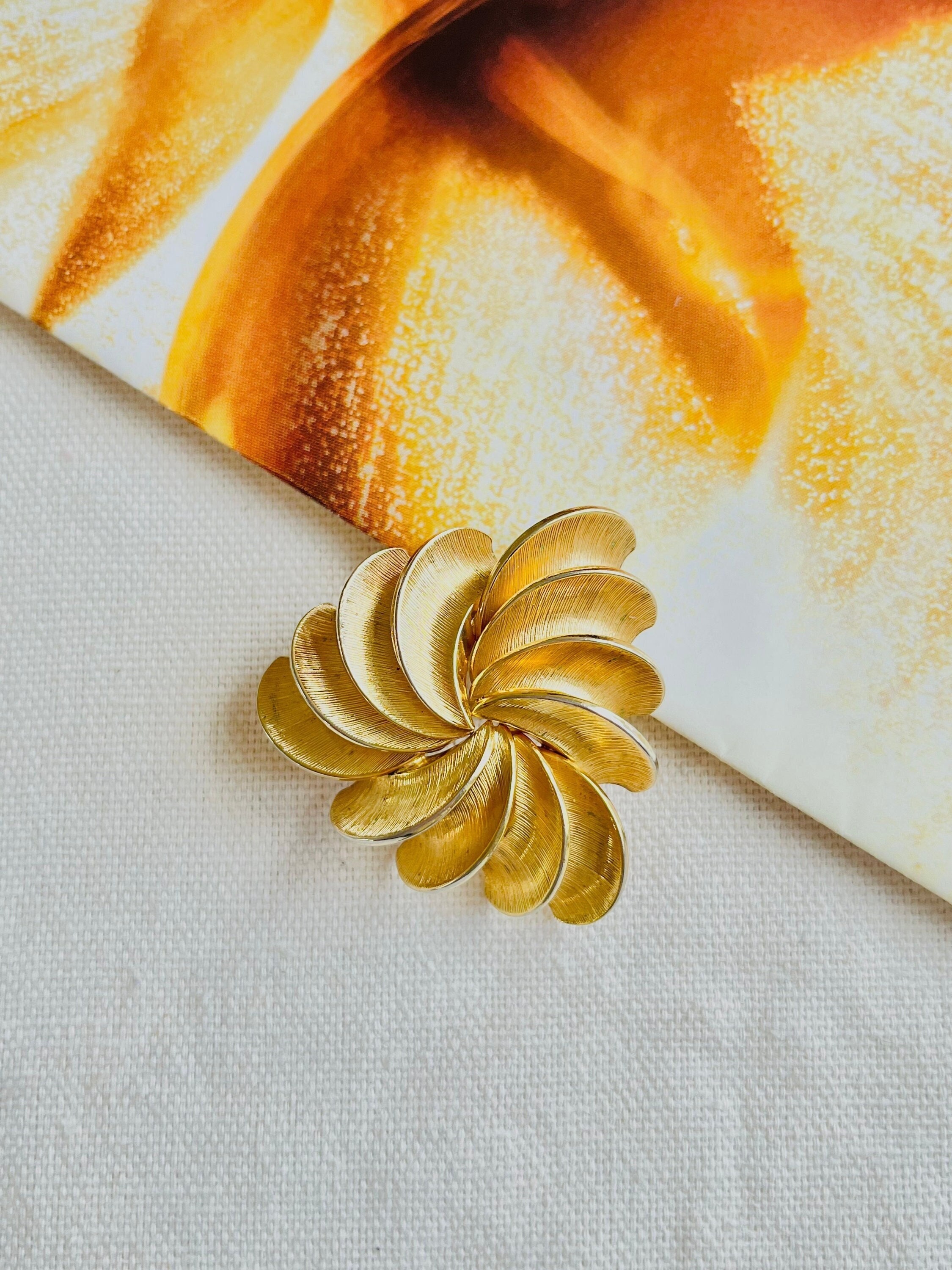 Christian Dior GROSSE 1958 Vintage Fan Triangle Swirl Twist