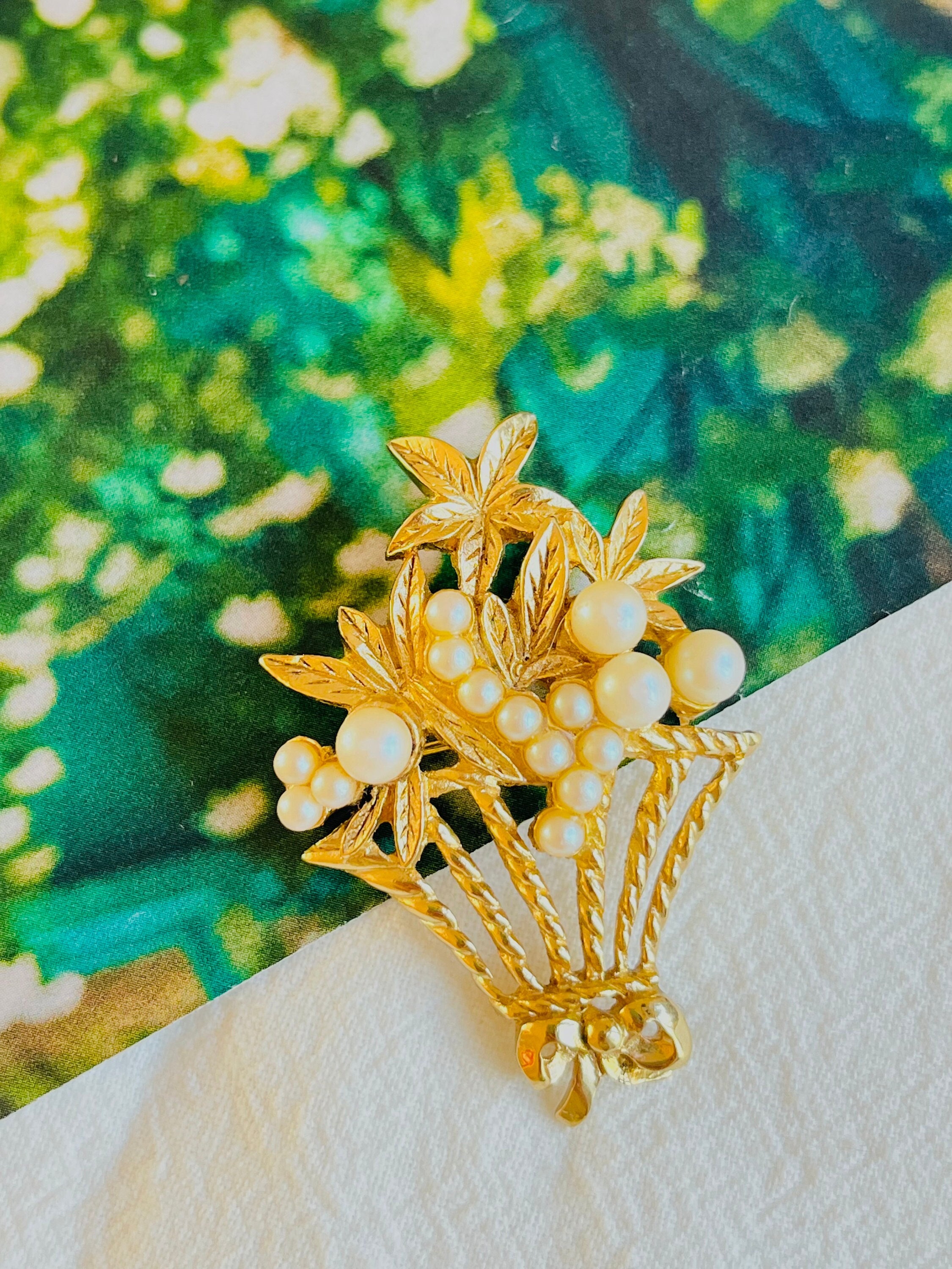 Christian Dior 1980s Vintage Blumenkorb Perlen Bouquet Bow Durchbrochene Brosche, Mutter, Mädchen, Frau, Y2K, Hochzeit, Jubiläum, Geburtstagsgeschenk