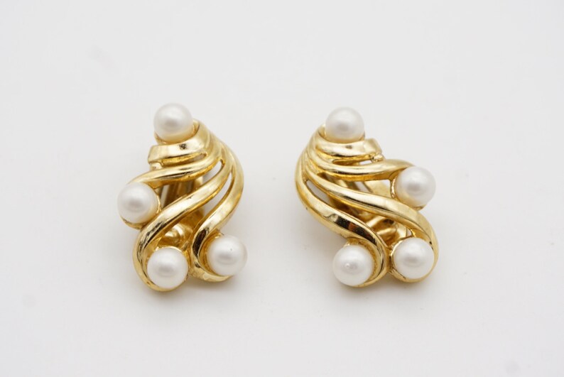 Crown Trifari Vintage 1950s Flower Wing White Pearls Openwork Interlock Clip Earrings, Gold, Mom Girl, Wife, Y2K, Anniversary, Birthday Gift image 9