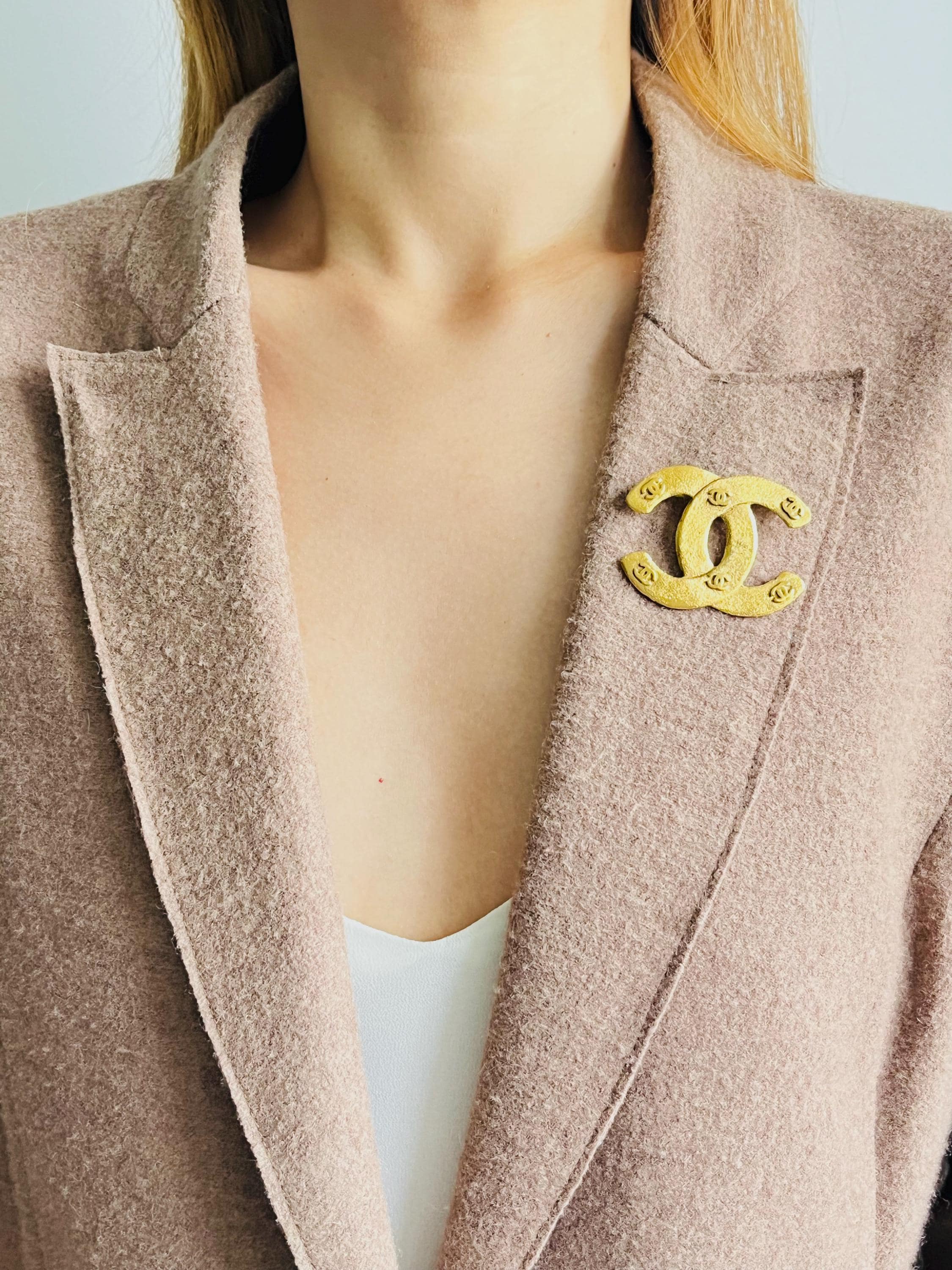 Chanel Vintage 1992 Textured Iconic Coco CC 6 Six Small Logo