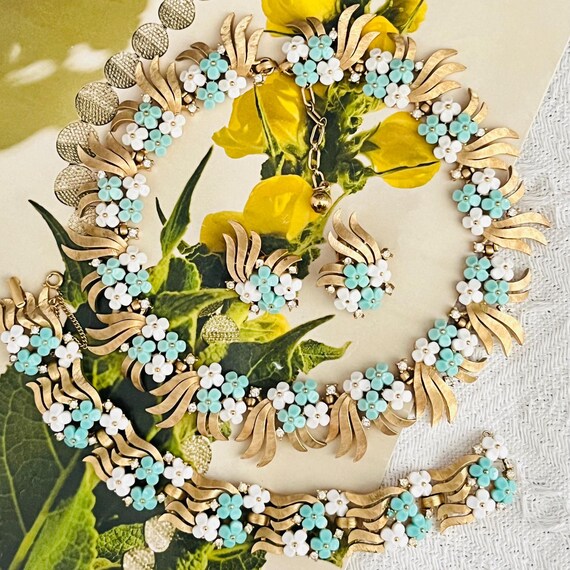 Crown Trifari 1950s Green Turquoise White Crystals Forget Me Not
