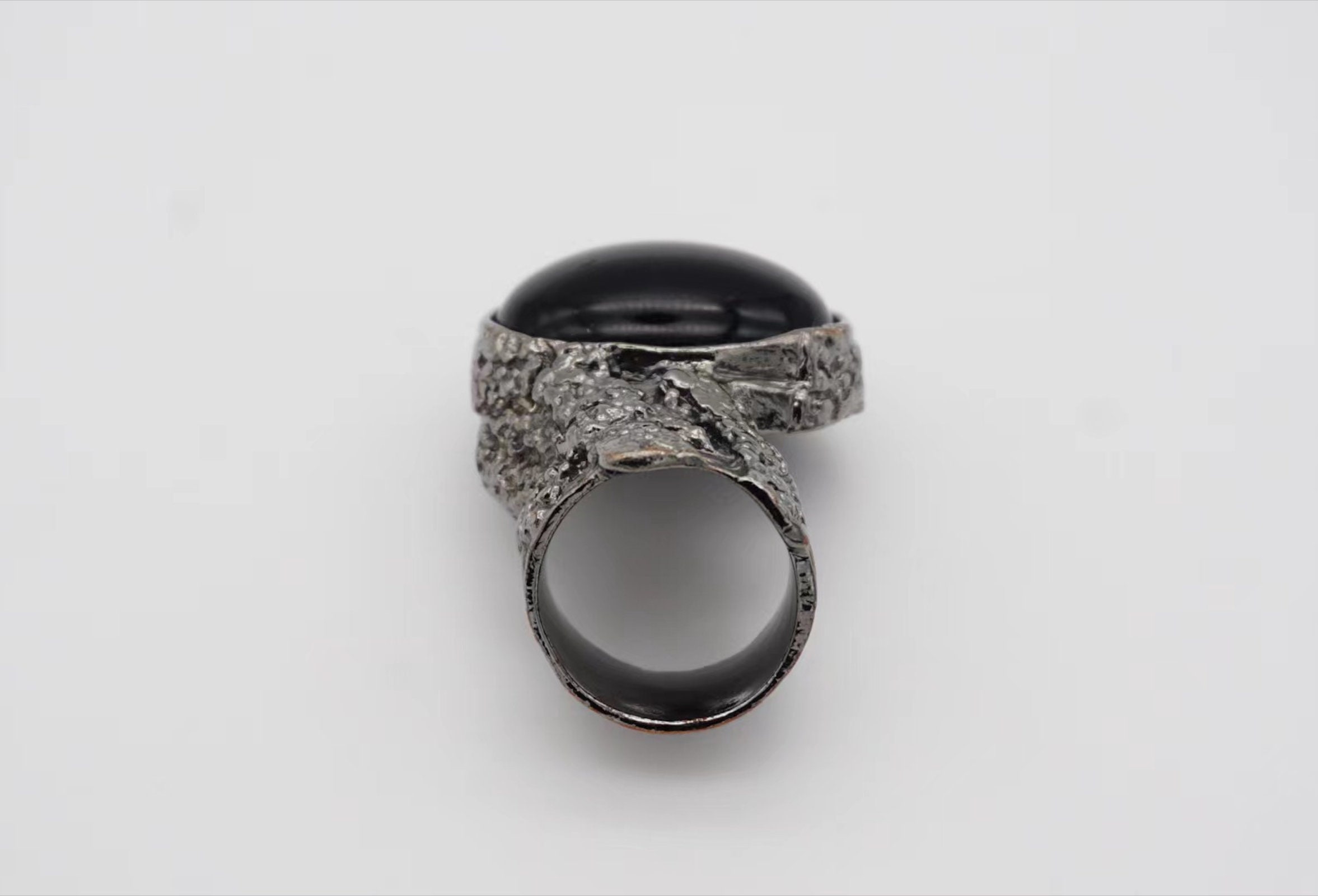 Saint Laurent アシンメトリーレジンカフ Yves Saint Laurent YSL Arty Black Cabochon Enamel Statement