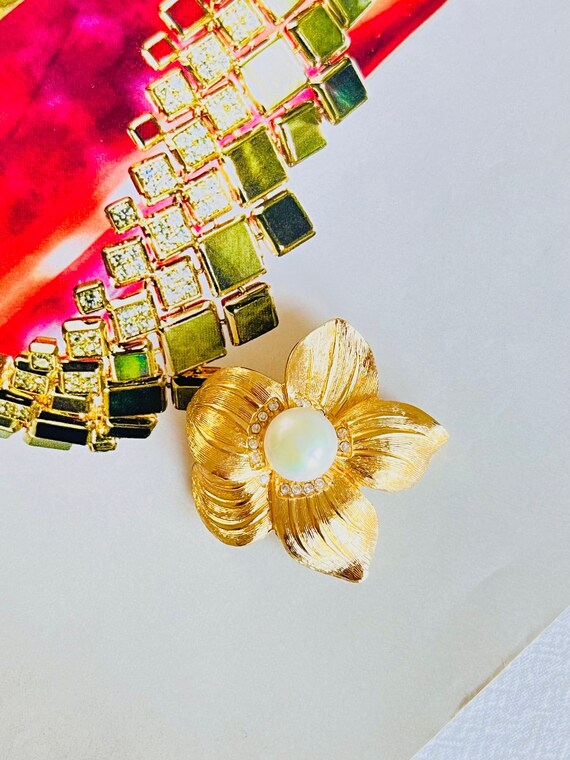 Christian Dior 1980s Vintage White Pearl Crystals Wavy Flower