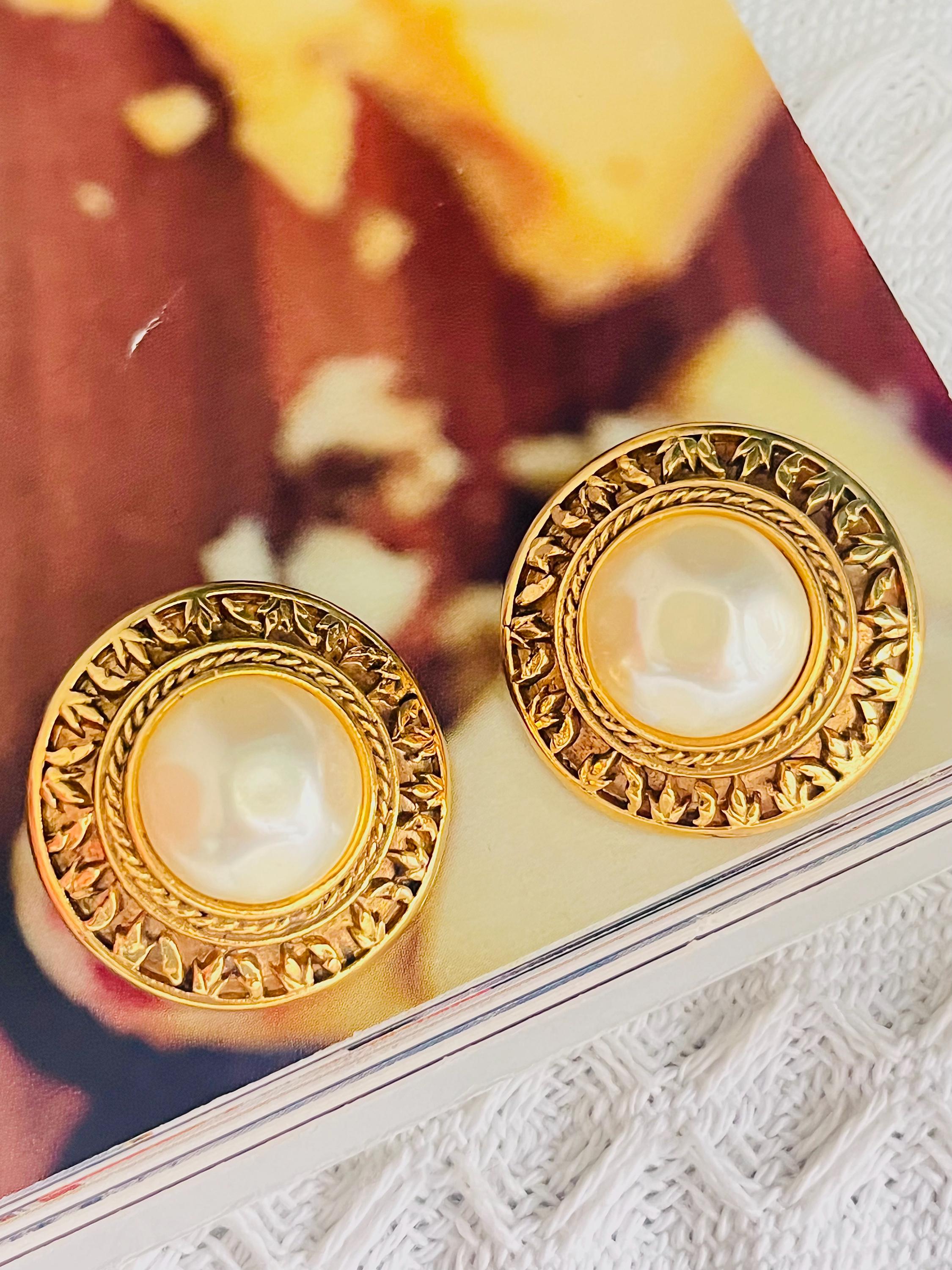 ヴィンテージ　CHANEL ピアス　(片耳) Chanel Vintage 1980s Textured Large White Round Pearl Leaf Relief