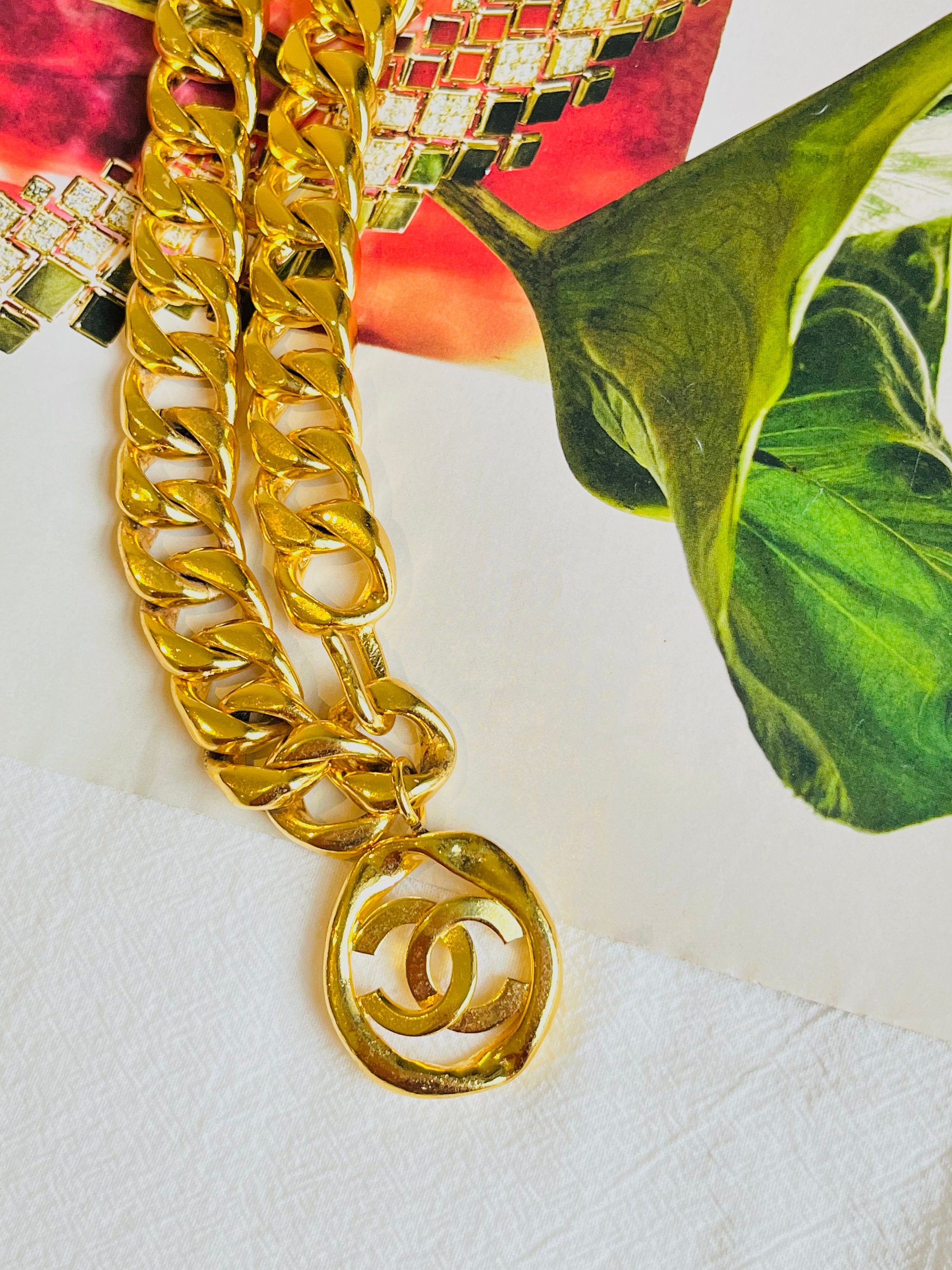 ビンテージシャネル　coco Chanel cut out gold logo Medallion 1980s Vintage Chanel Cut Out Necklace | Jennifer Gibson Jewellery