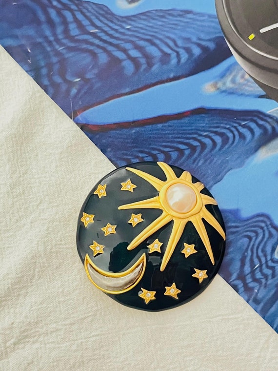 Broche Vintage Karl Lagerfeld émail Cristal Perle - Thème Sun Moon Stars, Plaqué Or