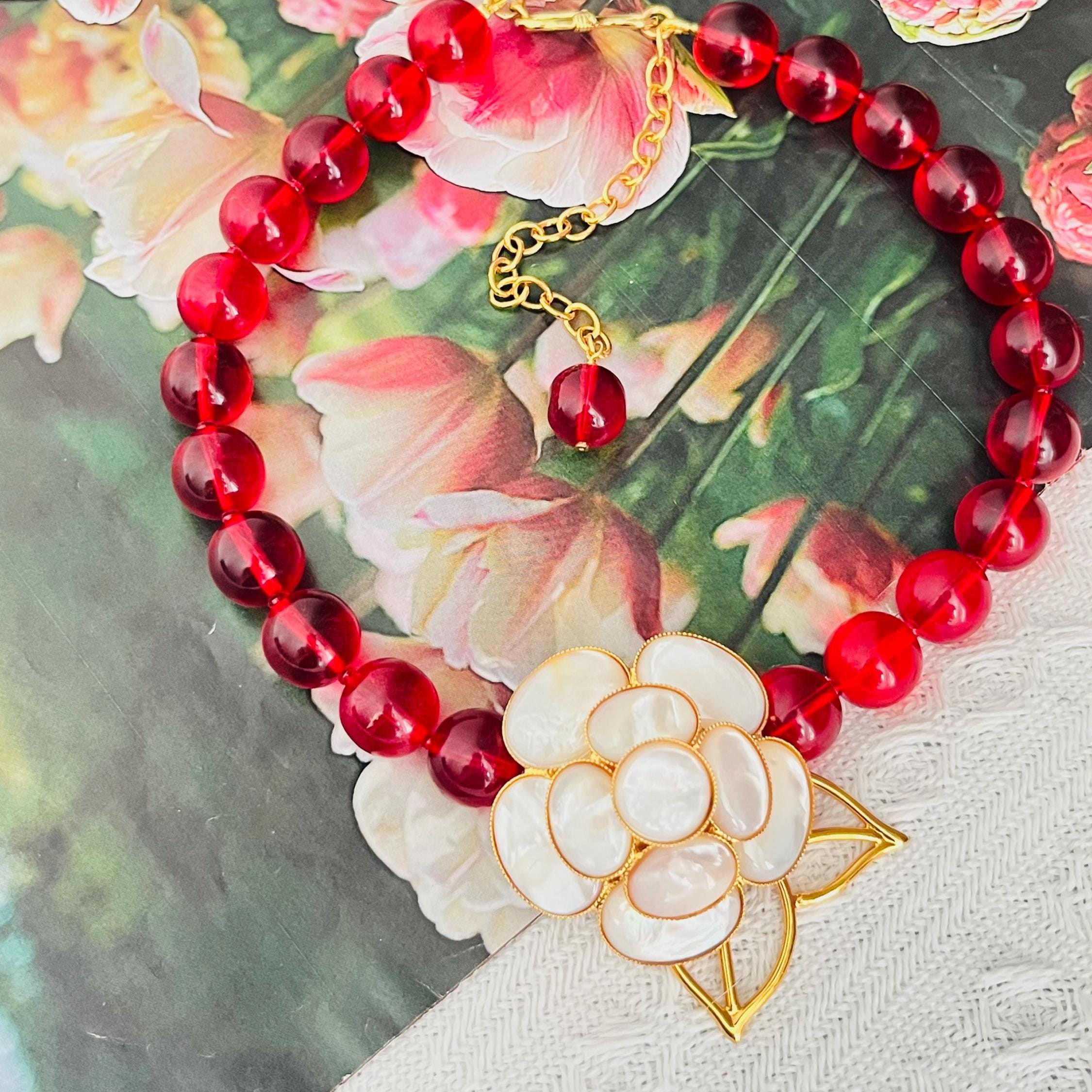 Philippe Ferrandis フラワーネックレス Philippe Ferrandis Gripoix White Mother Pearl Camellia Flower Red