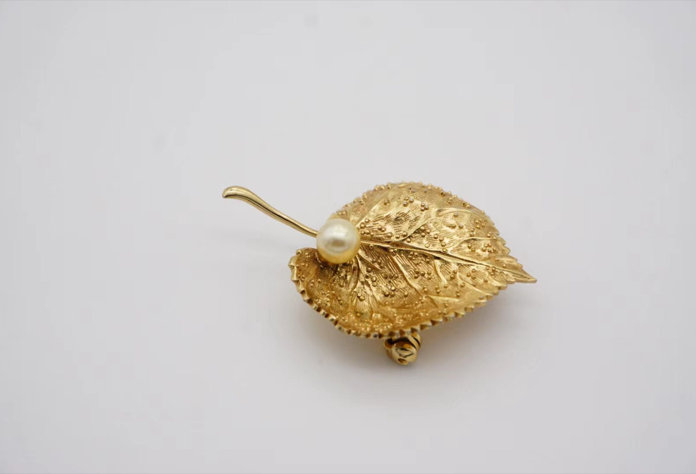 Dior リーフブローチ Christian Dior 1980s Vintage Textured Vivid Wave Leaf Round