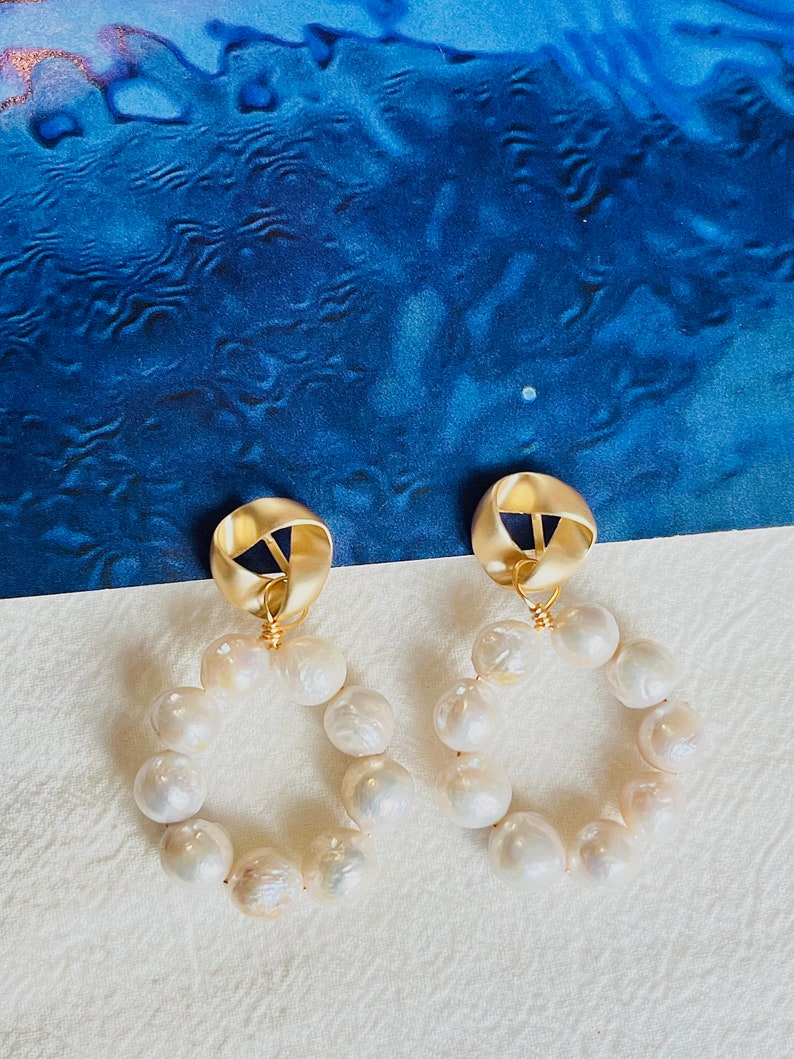 Large White Natural Pearls Circle Round Hoop Retro Elegant Drop Earrings, Gold, Mother, Mom, Girl, Wife, Y2K, Anniversary, Birthday Gift zdjęcie 4