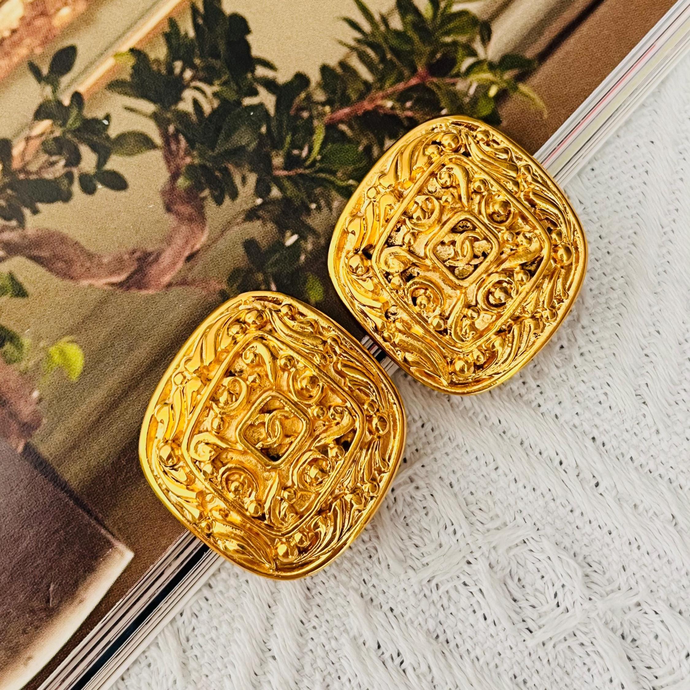 Chanel Vintage 1980s Large Diamond Vine Logo Crush Coco