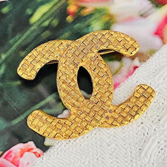 CHANEL ゴールド ダブルCロゴ ブローチ、ノベルティ Chanel Vintage 1992 Iconic Coco Logo CC Interlocked Quilted Woven
