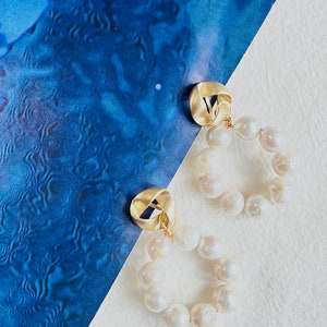 Large White Natural Pearls Circle Round Hoop Retro Elegant Drop Earrings, Gold, Mother, Mom, Girl, Wife, Y2K, Anniversary, Birthday Gift zdjęcie 3