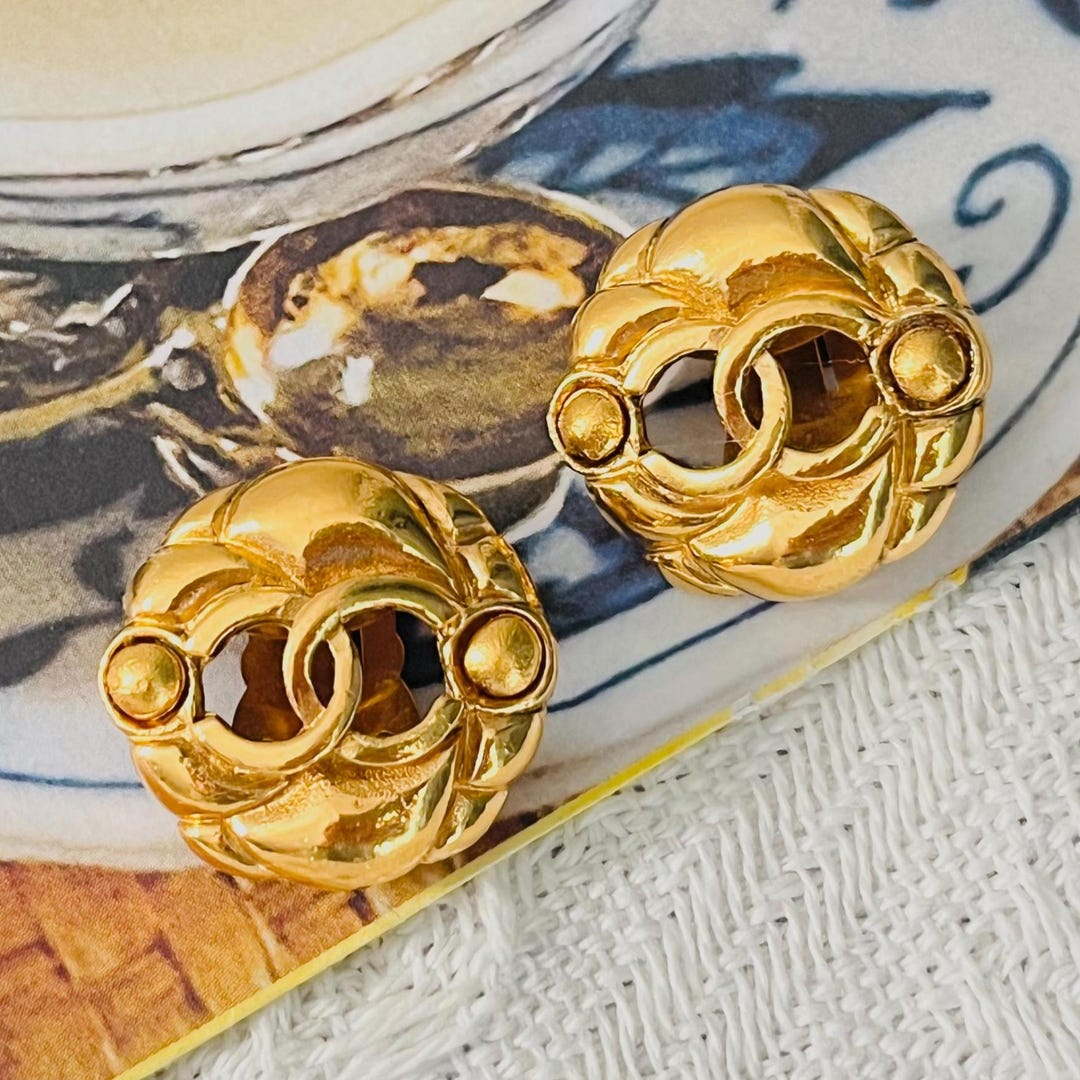 Chanel Vintage 1986 Logo CC Coco Openwork Circle Round Double Dot