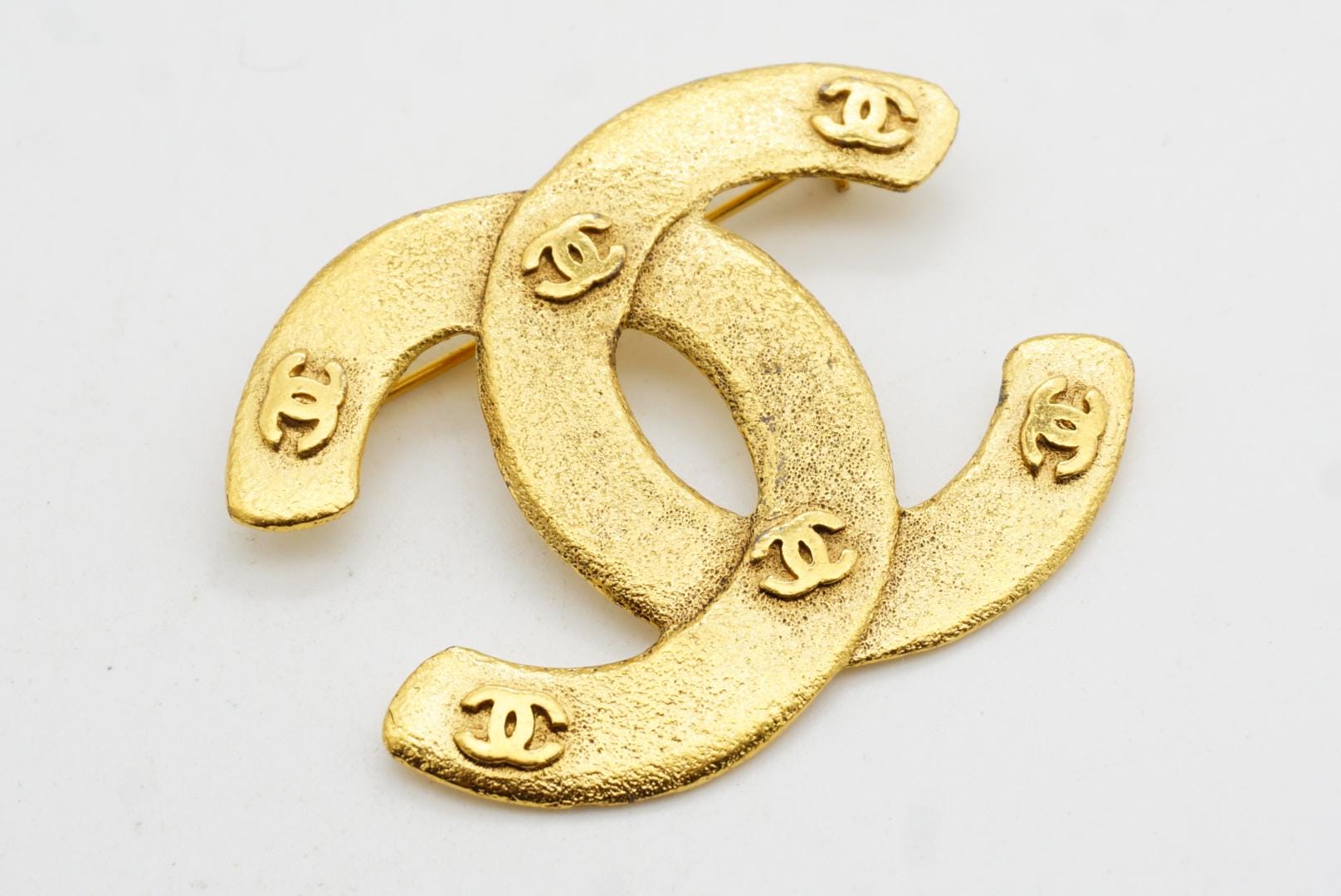 CHANEL ココマーク ピンバッジ ゴールドカラー K18 ヴィンテージ Chanel Vintage 1992 Textured Iconic Coco CC 6 Six Small Logo
