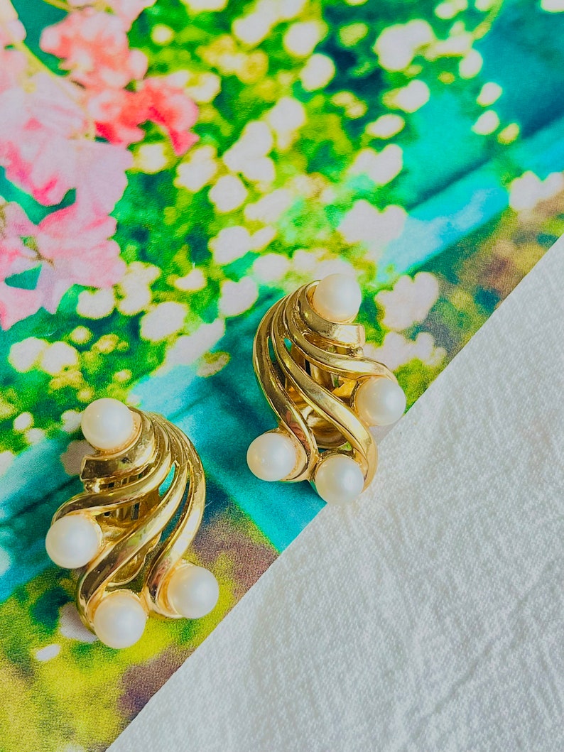 Crown Trifari Vintage 1950s Flower Wing White Pearls Openwork Interlock Clip Earrings, Gold, Mom Girl, Wife, Y2K, Anniversary, Birthday Gift image 2