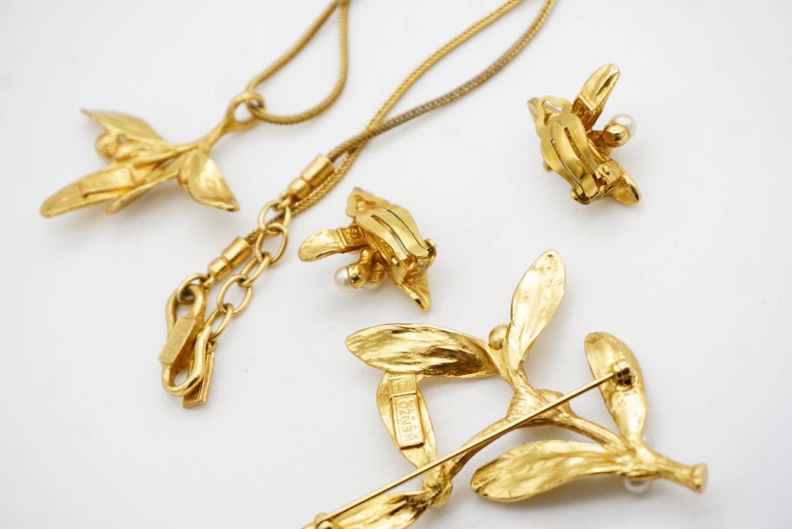 ヴィンテージ KENZOケンゾー ジュエリーセット Kロゴフラワー80s〜90s Kenzo Vintage White Beads Pearl Flower Leaf 3 Set Necklace Brooch