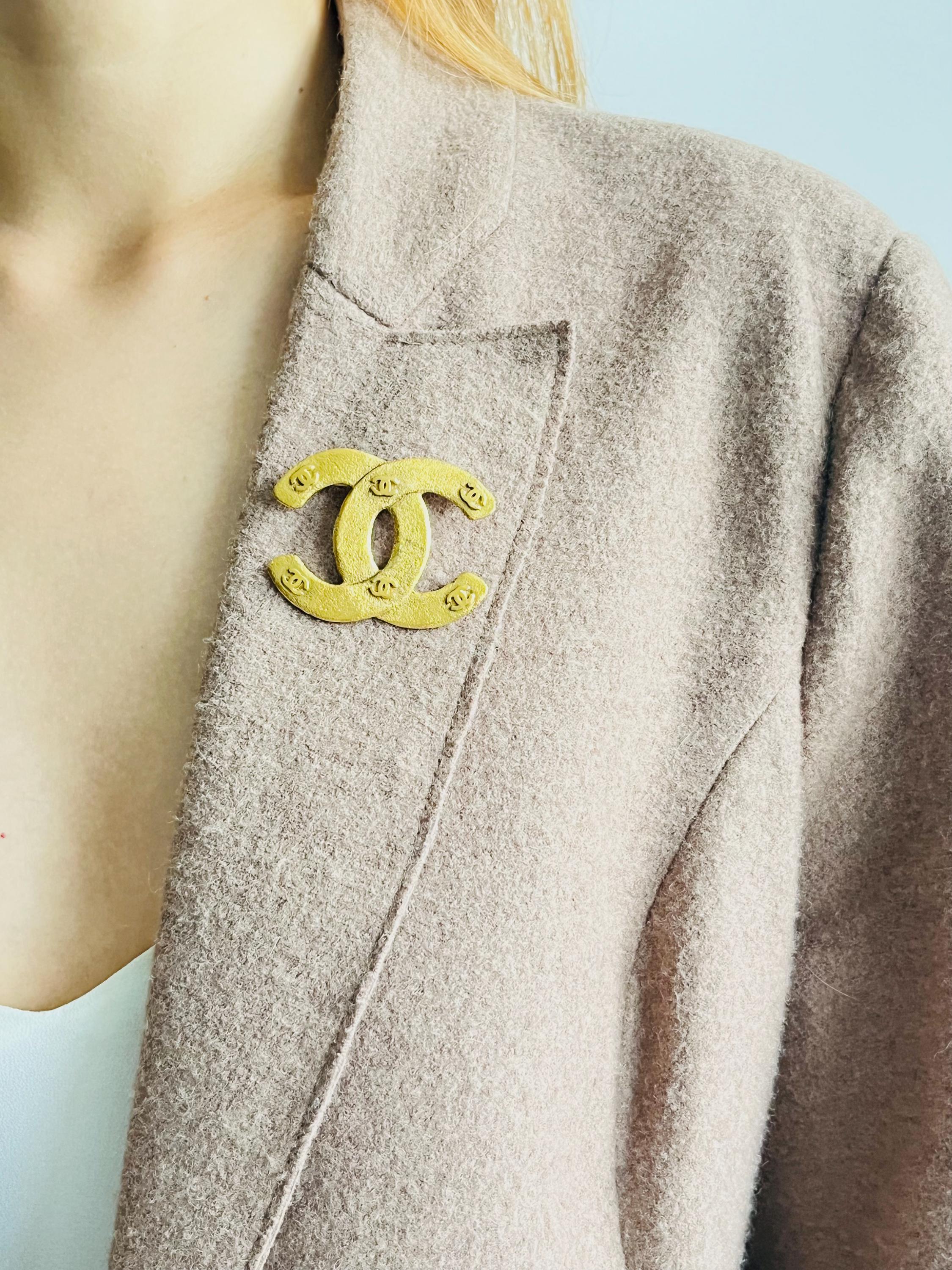 Chanel Vintage 1992 Textured Iconic Coco CC 6 Six Small Logo