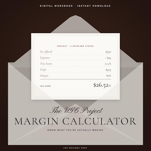 Può includere: Una cartella di lavoro digitale intitolata The UGC Project MARGIN CALCULATOR con una scheda bianca all'interno di una busta grigio chiaro. La scheda mostra dati finanziari: Fee offered $350, Expenses -$45, True hours 11.5 h, Profit $305, Margin 87% e YOU EARN $26.52/h.