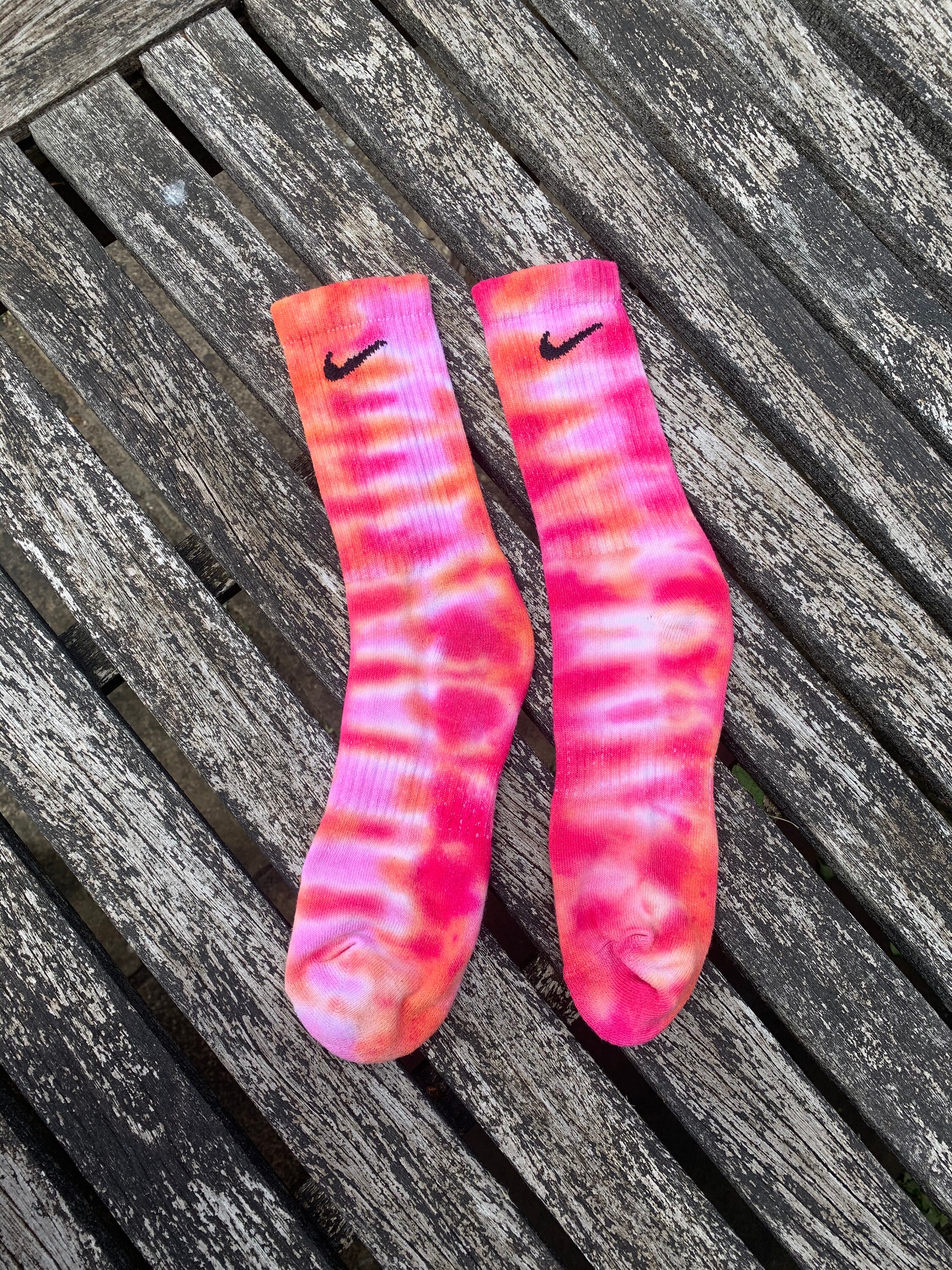 vía Destino Fondo verde Nike Pink Tie Dye Socks - Etsy
