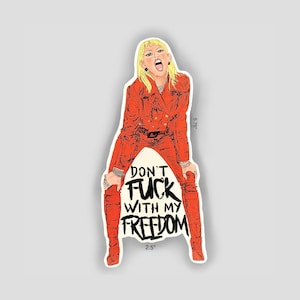 Op de afbeelding: Een sticker met een illustratie van een persoon in een rode outfit, met de tekst "DON'T FUCK WITH MY FREEDOM." De sticker is ongeveer 14,6 cm hoog en 6,4 cm breed.