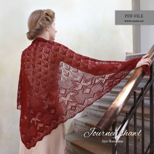 Puede incluir: Una mujer lleva una chal de encaje rojo con un patrón geométrico. El chal se llama "Journey Shawl" y está diseñado por "Siiri Reimann".