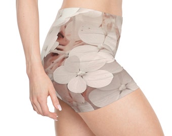 Ethereal Blossom: Weiße Hydrangea Dream Shorts für Frauen